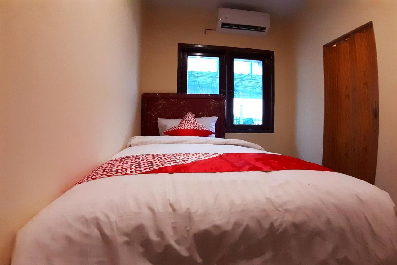 Oyo 1053 Angelyn Home Stay Медан Экстерьер фото