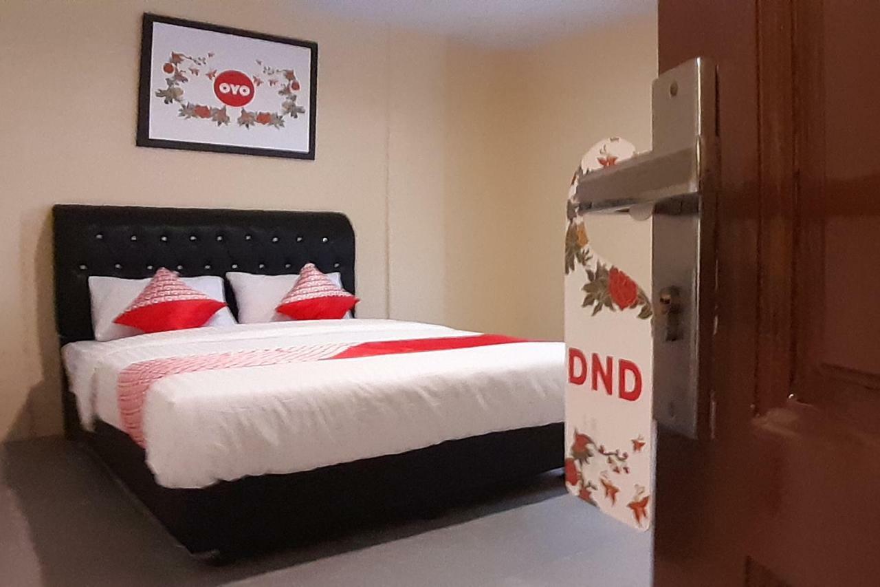 Oyo 1053 Angelyn Home Stay Медан Экстерьер фото
